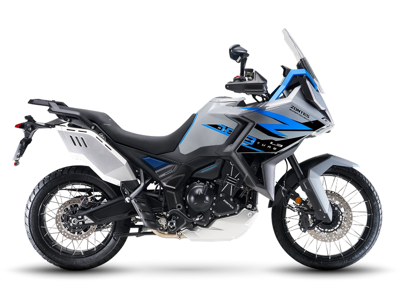 Zontes motos en Argentina - Moto Zontes 703F con diseño adventure y combinación de gris, blanco y azul. Zontes motos en Argentina - Zontes 703F en color gris, blanco y azul con parabrisas alto, ruedas de rayos y perfil adventure.