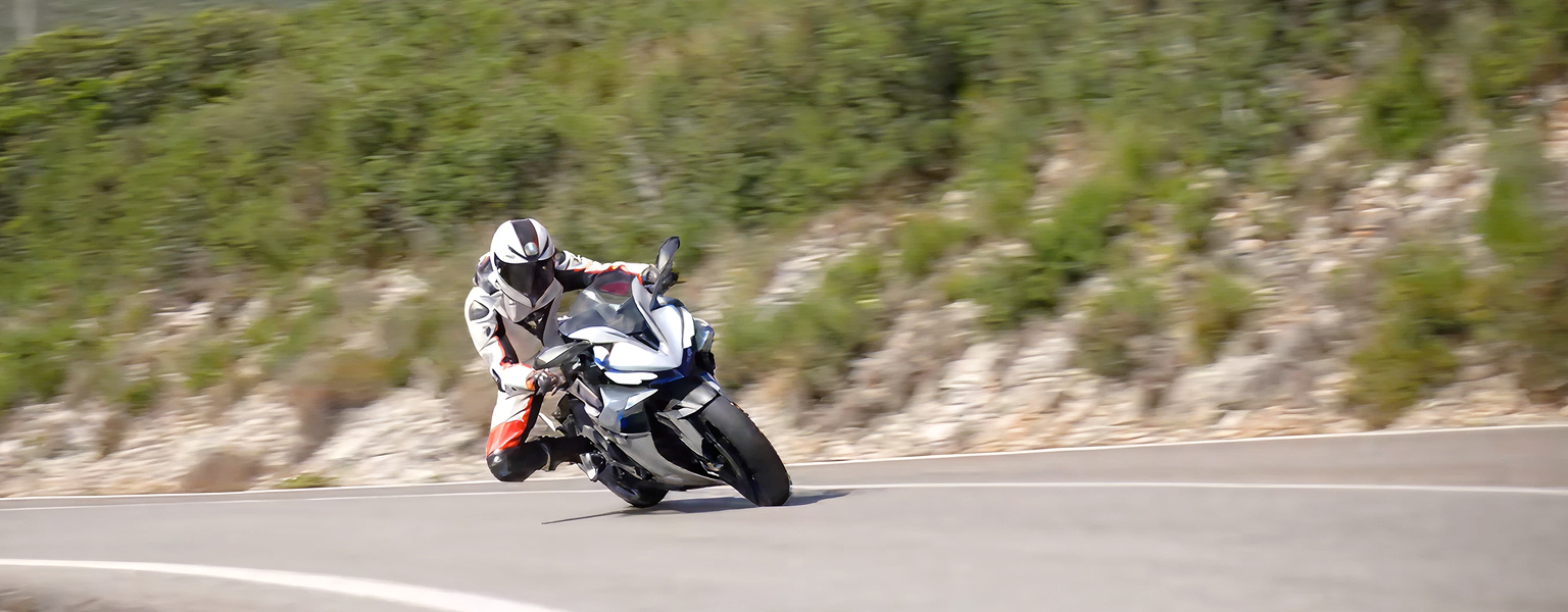 Zontes motos en Argentina - Zontes 703RR inclinando en curva sobre la ruta con piloto equipado y una postura agresiva de manejo deportivo.