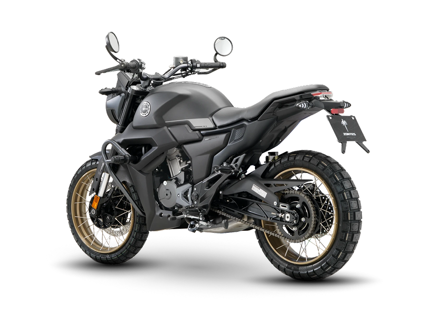 Zontes motos en Argentina - Moto Zontes 200G en color gris oscuro con ángulo posterior y llantas doradas. Zontes motos en Argentina - Zontes 200G gris oscuro vista trasera en ángulo con llantas de rayos doradas y neumáticos de dibujo mixto.