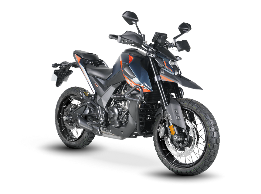 Zontes motos en Argentina - Moto Zontes 200U azul con frente anguloso, detalles naranjas y diseño de estilo supermoto. Zontes motos en Argentina - Zontes 200U azul y negra con detalles naranjas, ruedas de rayos y vista en ángulo sobre fondo negro.