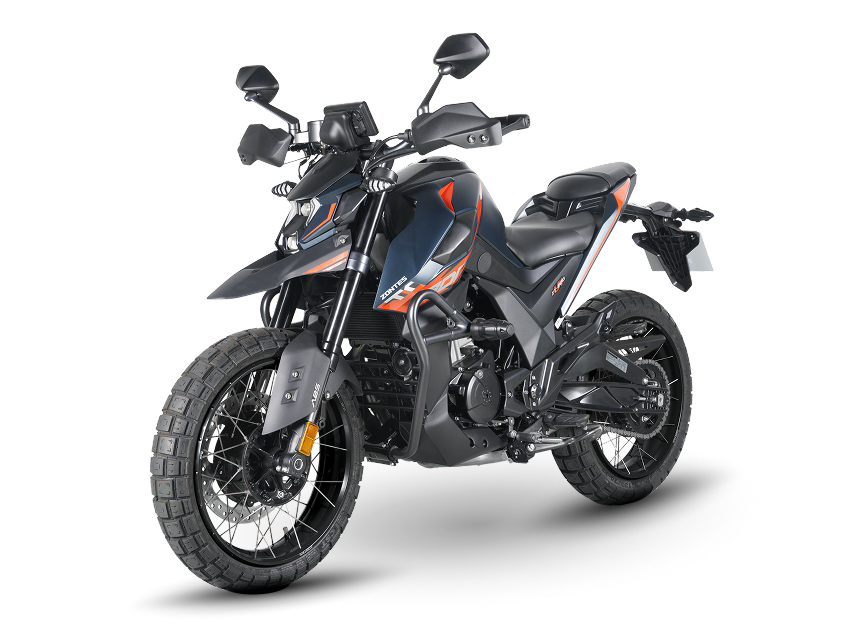 Zontes motos en Argentina - Moto Zontes 200U azul con líneas firmes, postura alta y diseño de inspiración supermoto. Zontes motos en Argentina - Zontes 200U azul y negra con detalles naranjas, ruedas de rayos y vista en ángulo sobre fondo negro.
