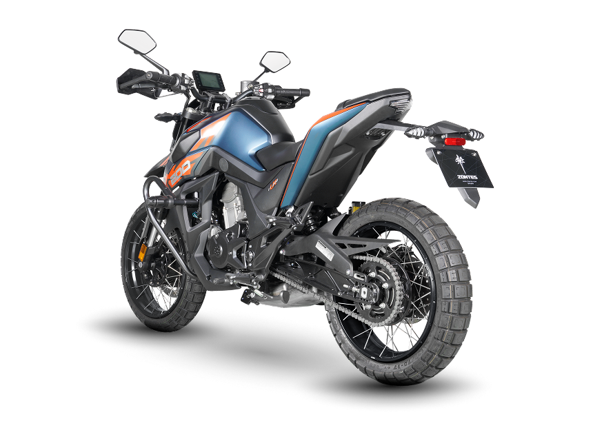 Zontes motos en Argentina - Moto Zontes 200U azul con ángulo posterior y diseño compacto sobre fondo negro. Zontes motos en Argentina - Zontes 200U azul y negra vista trasera en ángulo con ruedas de rayos y detalles naranjas.