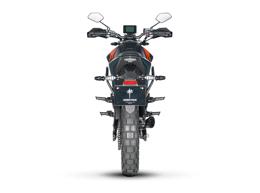 Zontes motos en Argentina - Moto Zontes 200U vista trasera con postura elevada y diseño compacto. Zontes motos en Argentina - Zontes 200U de espaldas con neumático trasero ancho, espejos altos y faro posterior centrado.