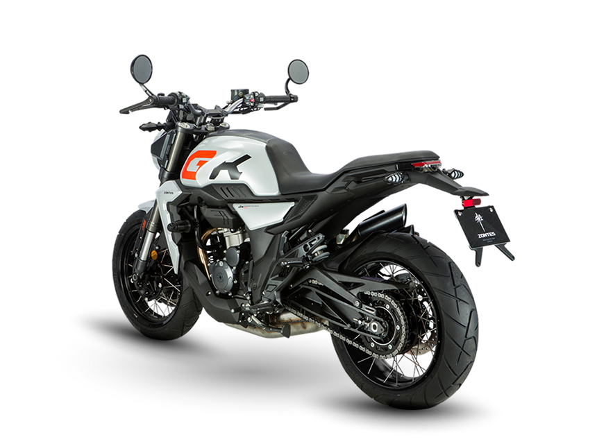 Zontes motos en Argentina - Moto Zontes 350GK gris con ángulo posterior y diseño compacto sobre fondo negro. Zontes motos en Argentina - Zontes 350GK vista trasera en ángulo con rueda ancha, doble escape lateral y carrocería gris.