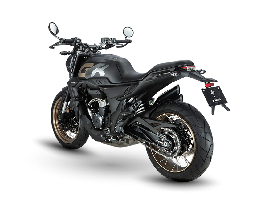 Zontes motos en Argentina - Moto Zontes 350GK negra con ángulo posterior y diseño compacto sobre fondo negro. Zontes motos en Argentina - Zontes 350GK vista trasera en ángulo con rueda ancha, doble escape lateral y carrocería negra.