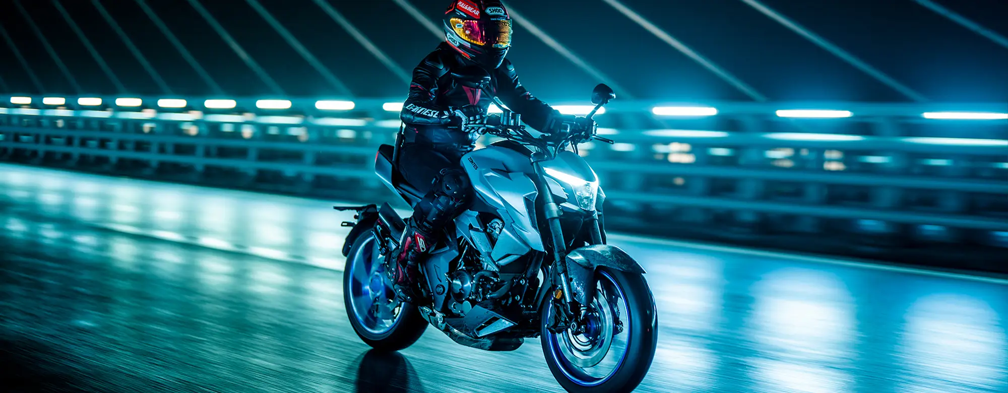 Zontes motos en Argentina - Zontes 350R blanca en accion nocturna. Zontes motos en Argentina - Rider con Zontes 350R blanca rodando de noche sobre asfalto mojado.