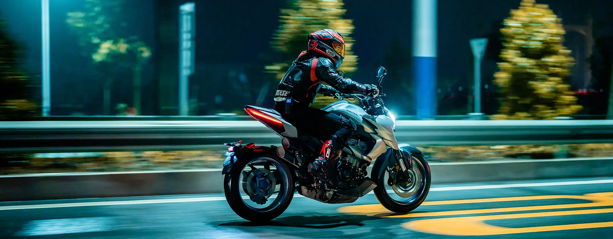 Zontes motos en Argentina - Zontes 350R blanca en movimiento con vista lateral derecha. Zontes motos en Argentina - Rider con Zontes 350R blanca visto de lado derecho rodando de noche.