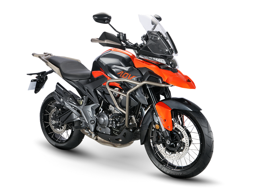 Zontes motos en Argentina - Zontes 350T naranja vista frontal derecha Zontes motos en Argentina - 350T naranja y negra en vista frontal derecha, con parabrisas alto, faro delantero y defensas tubulares.