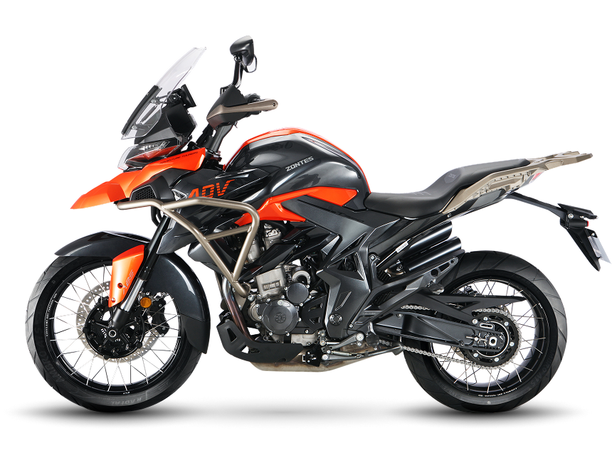 Zontes motos en Argentina - Zontes 350T naranja vista lateral izquierda Zontes motos en Argentina -350T naranja y negra, vista lateral izquierda, con parabrisas alto, defensas tubulares y llantas de rayos.