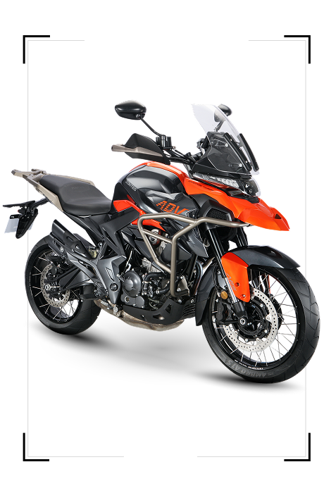 Zontes 350T naranja y negra sobre fondo claro, vista frontal derecha, con parabrisas alto y defensas laterales.
