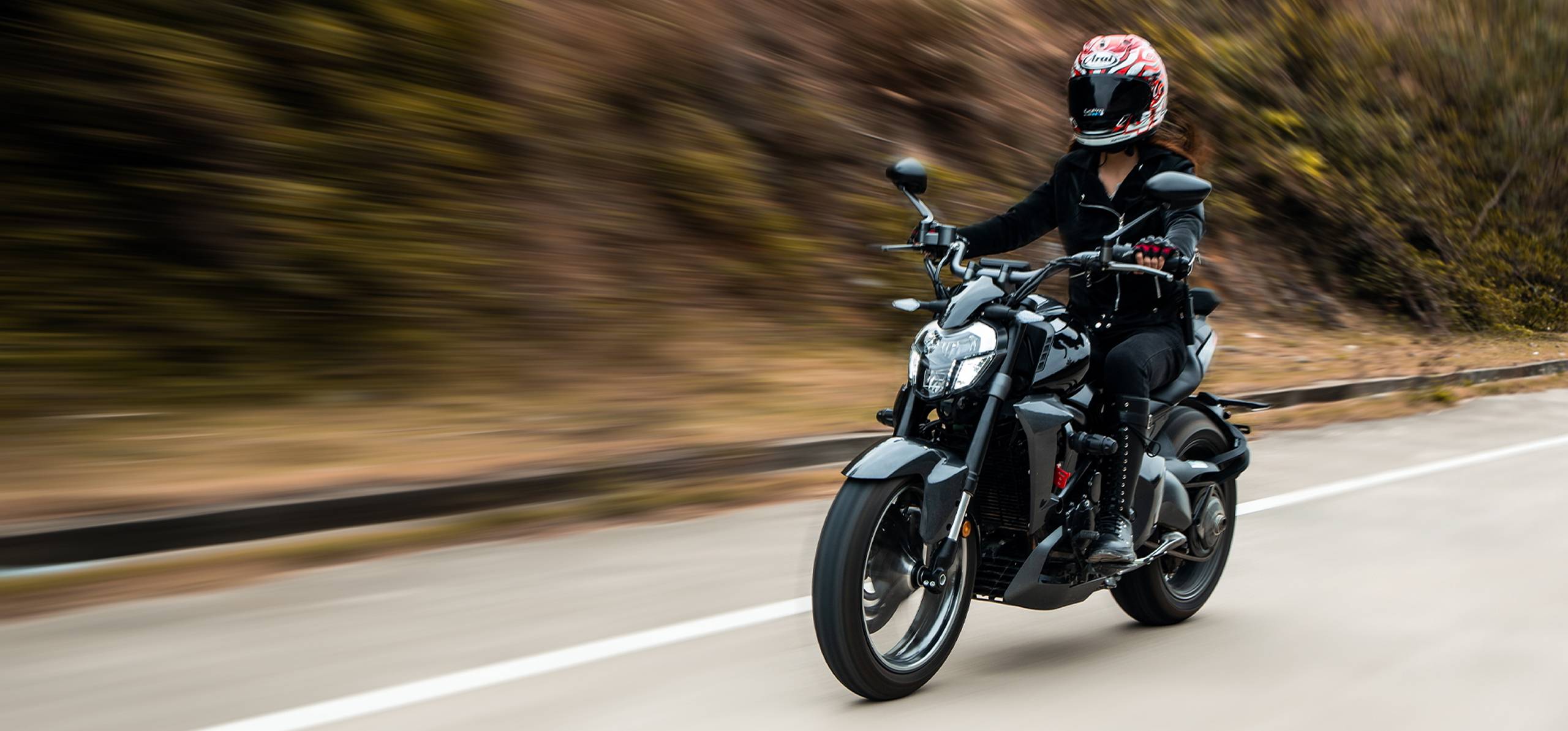 Zontes motos en Argentina - Zontes 350V gris en marcha sobre la ruta con piloto equipado y postura de conduccion firme.