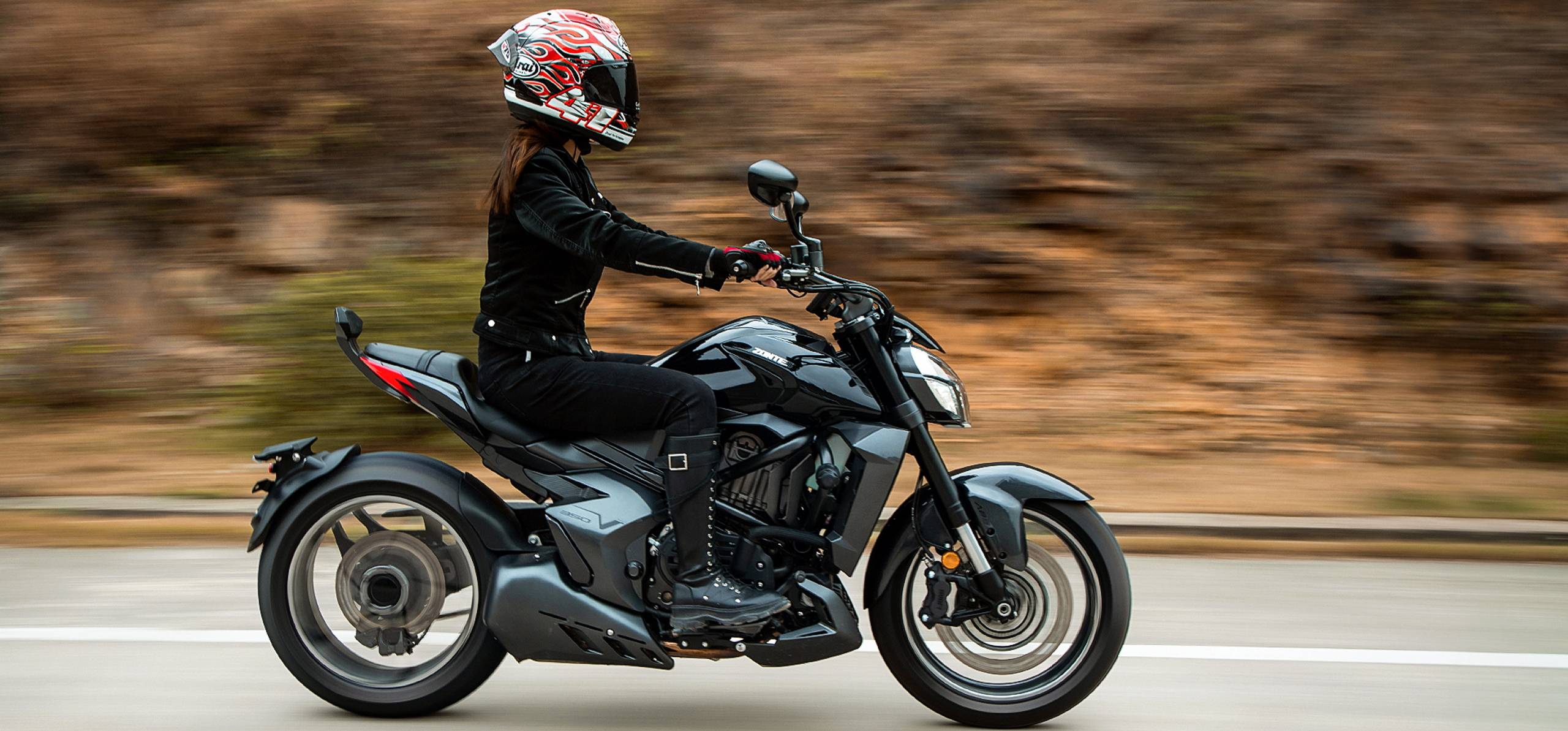 Zontes motos en Argentina - Zontes 350V negra en desplazamiento lateral con piloto equipado con casco integral y vestimenta oscura.