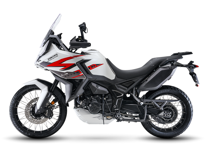 Zontes motos en Argentina - Moto Zontes 703F blanca y roja con líneas angulosas y presencia adventure. Zontes motos en Argentina - Zontes 703F blanca con detalles rojos, parabrisas alto y ruedas de rayos con frente elevado.