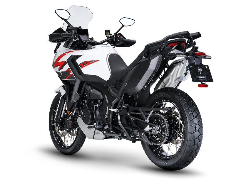 Zontes motos en Argentina - Moto Zontes 703F blanca y roja de perfil con diseño adventure y silueta elevada. Zontes motos en Argentina - Zontes 703F blanca con detalles rojos de perfil, asiento corrido y ruedas de rayos.