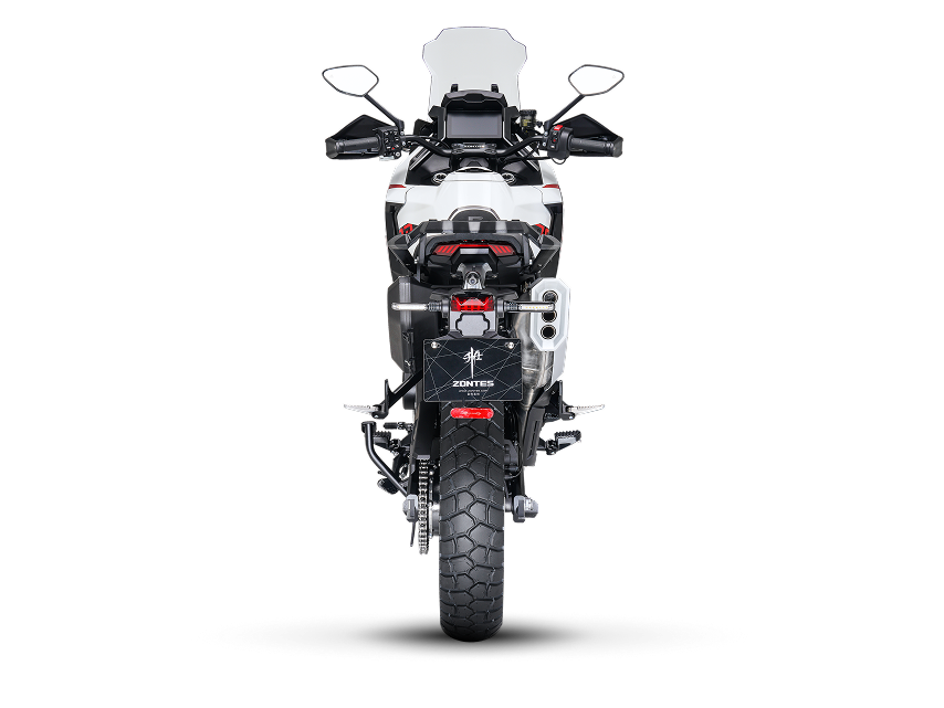 Zontes motos en Argentina - Moto Zontes 703F blanca y roja con ángulo trasero y presencia robusta. Zontes motos en Argentina - Zontes 703F blanca con detalles rojos vista desde atrás con rueda trasera de rayos, faro posterior y escape lateral.