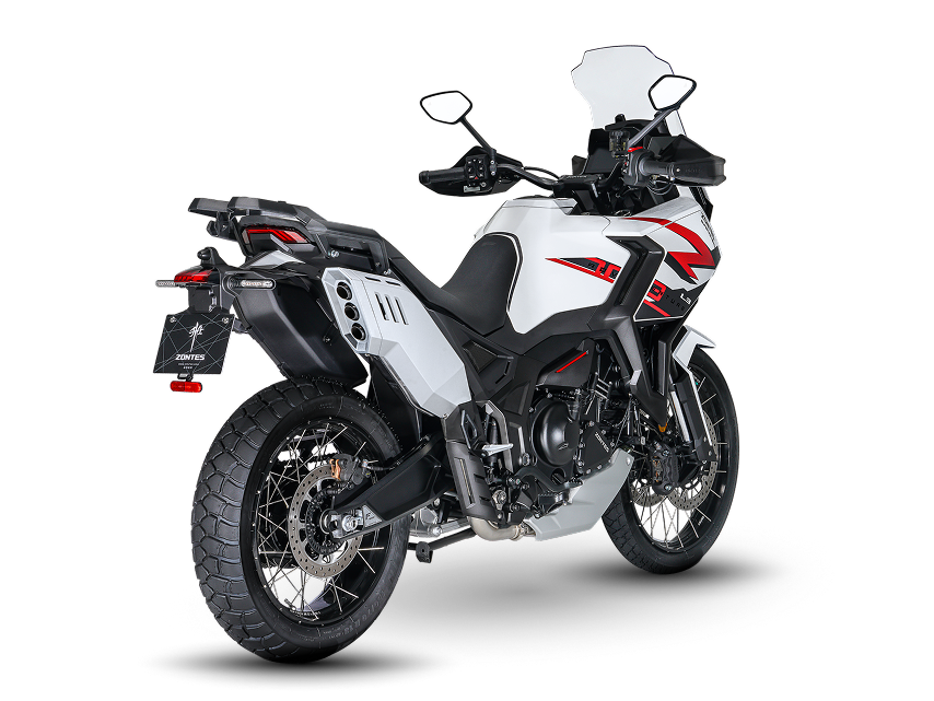 Zontes motos en Argentina - Moto Zontes 703F vista trasera en color blanco y rojo con diseño adventure. Zontes motos en Argentina - Zontes 703F blanca con detalles rojos de espaldas, neumático trasero ancho, faro posterior y espejos visibles.