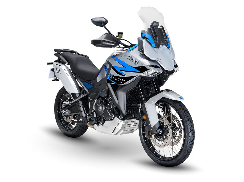 Zontes motos en Argentina - Moto Zontes 703F con vista en ángulo, detalles azules y presencia adventure. Zontes motos en Argentina - Zontes 703F gris, blanco y azul con parabrisas alto, rueda delantera de rayos y frente anguloso.