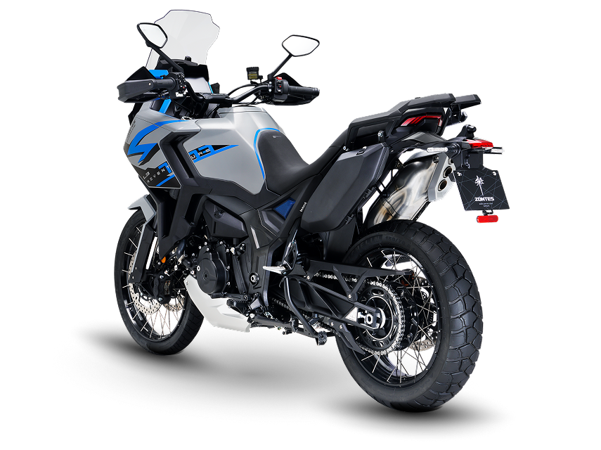 Zontes motos en Argentina - Moto Zontes 703F con ángulo trasero, carrocería elevada y detalles mecánicos expuestos. Zontes motos en Argentina - Zontes 703F vista desde atrás con neumático trasero ancho, faro posterior y escape lateral visible.