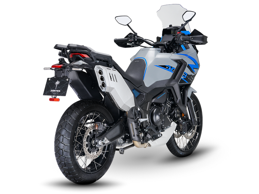 Zontes motos en Argentina - Moto Zontes 703F con ángulo trasero y combinación gris, blanca y azul. Zontes motos en Argentina - Zontes 703F vista desde atrás en ángulo con neumático ancho, faro posterior y detalles azules en la carrocería.