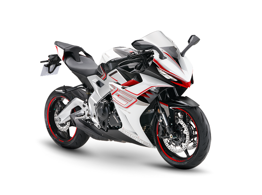 Zontes motos en Argentina - Zontes 703RR con una figura compacta, lineas tensas y un conjunto frontal de fuerte personalidad. Zontes motos en Argentina - Zontes 703RR blanca, negra y roja con frente afilado, carenado profundo y una postura deportiva bien marcada.