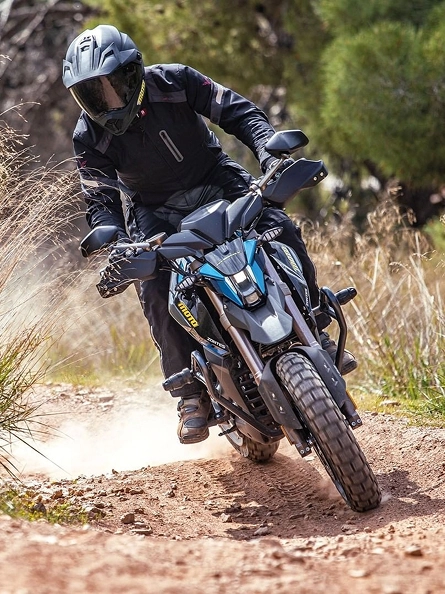 Zontes motos en Argentina - Zontes 200U en camino de tierra con conductor equipado y rueda delantera levantando polvo.