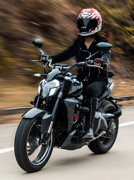 Zontes motos en Argentina - Zontes 350V en marcha con conductora de casco blanco y rojo sobre una ruta.