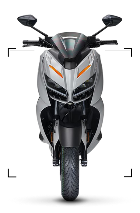 Zontes motos en Argentina - Frente del scooter Zontes 368D blanco con espejos abiertos, rueda centrada y acentos naranjas en el carenado.