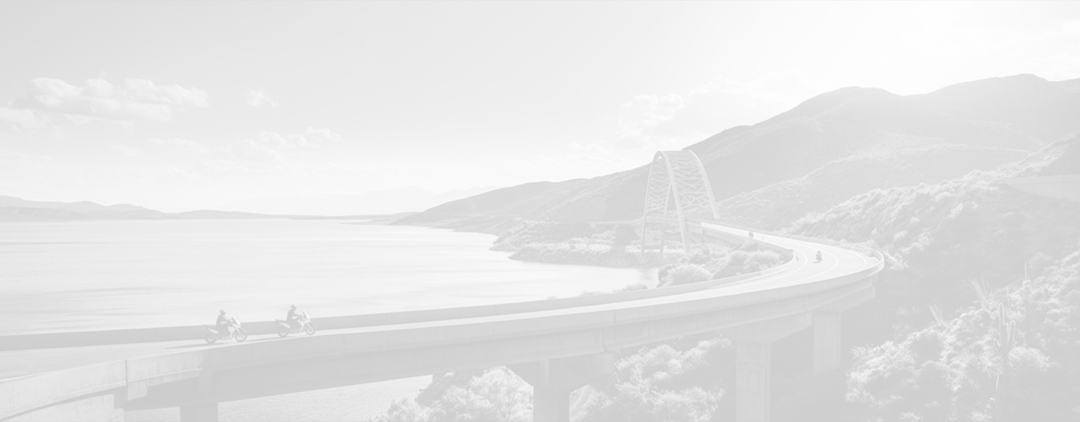 Zontes motos en Argentina - Puente costero curvo entre montañas y agua, con motos avanzando a la distancia sobre la ruta.