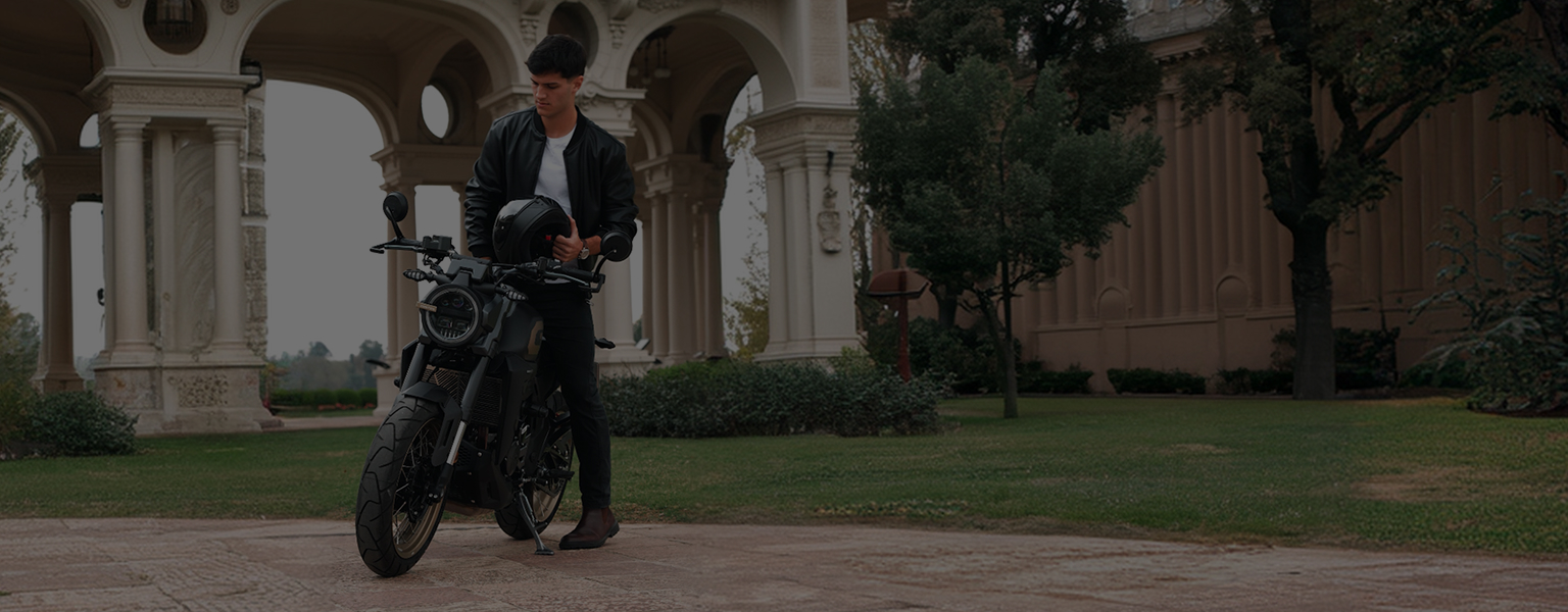 Zontes motos Argentina - moto Zontes 350GK negra junto a una persona sosteniendo un casco
