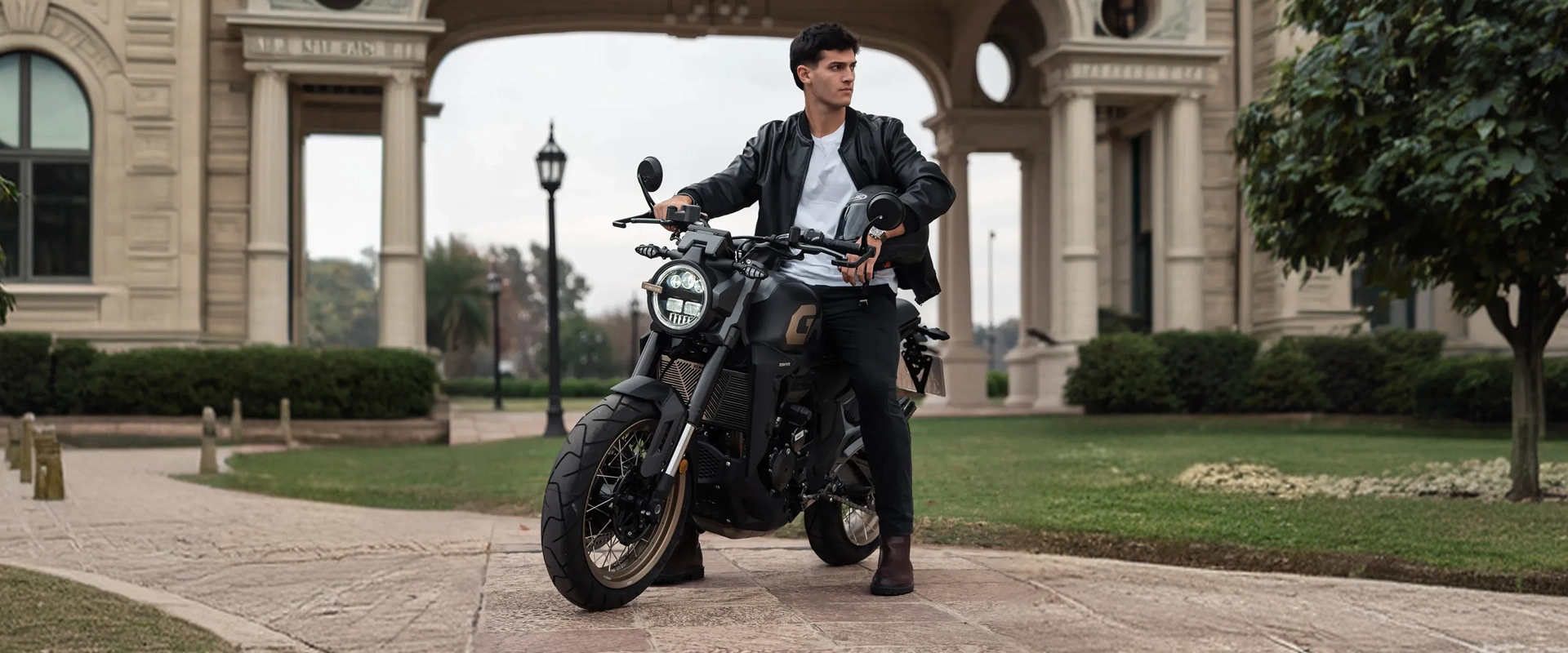 Zontes motos Argentina - Zontes 350GK con presencia urbana Zontes motos Argentina - moto Zontes 350GK negra estacionada junto a una persona con casco en la mano