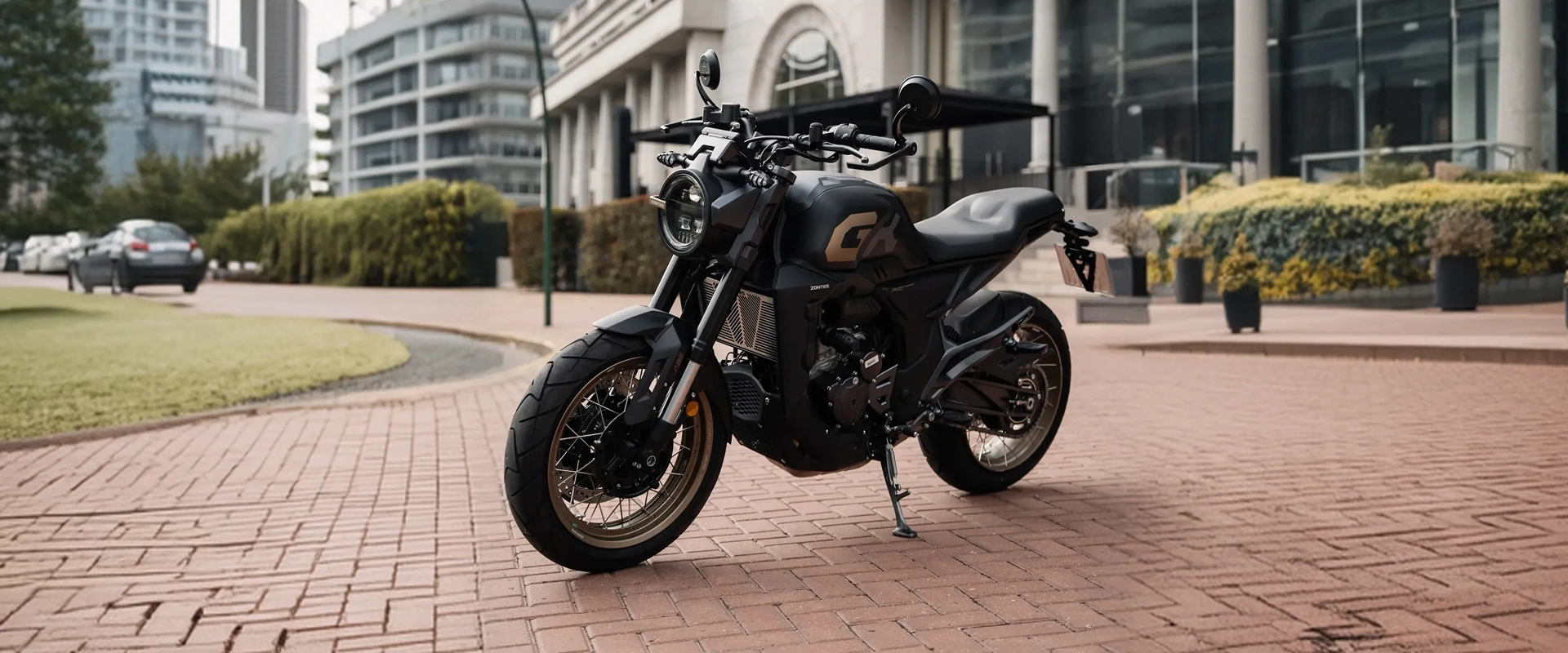 Zontes motos Argentina - Zontes 350GK estacionada en entorno urbano Zontes motos Argentina - moto Zontes 350GK negra estacionada sobre una calle adoquinada con edificios de fondo