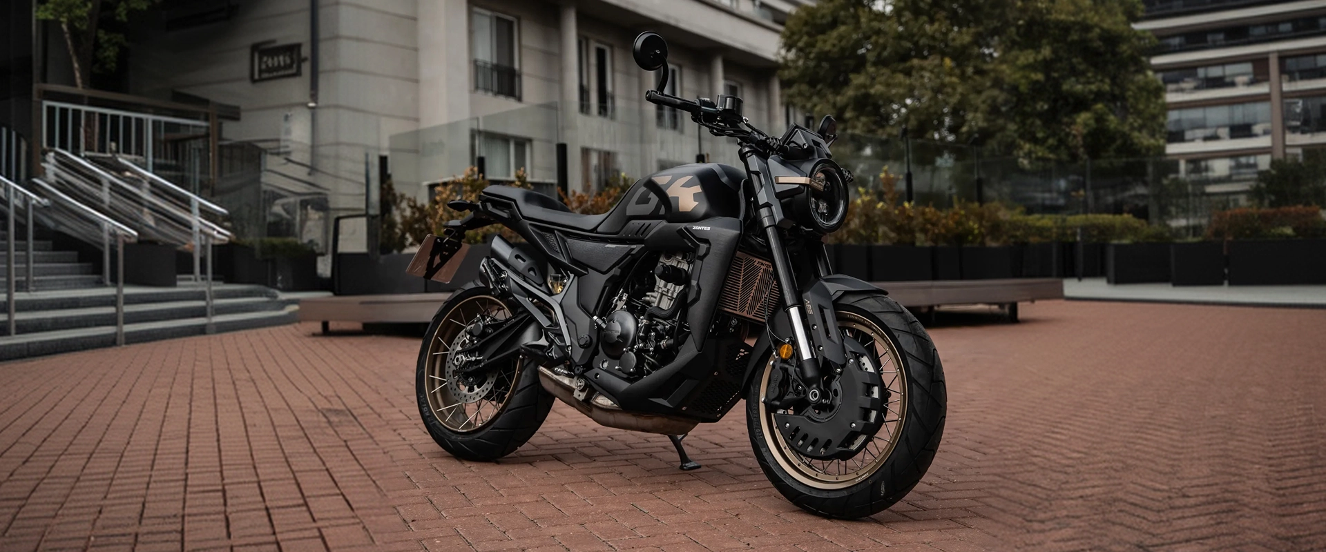 Zontes motos Argentina - Zontes 350GK con diseño naked Zontes motos Argentina - moto Zontes 350GK negra con faro redondo, llantas doradas y perfil urbano