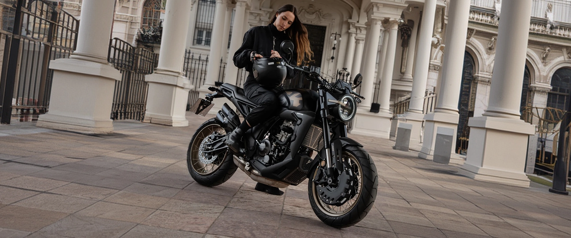 Zontes motos Argentina - Zontes 350GK con diseño naked Zontes motos Argentina - moto Zontes 350GK negra con faro redondo, llantas doradas y perfil urbano