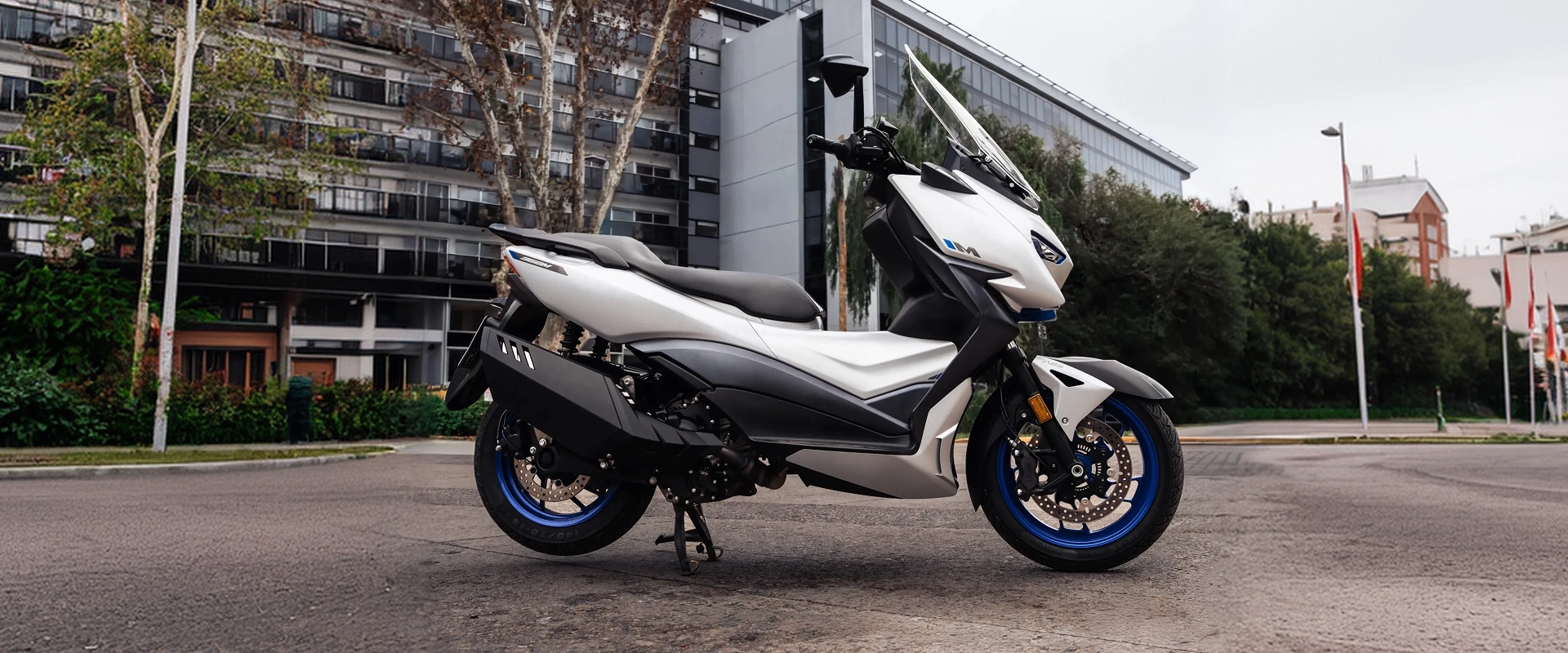 Zontes motos Argentina - Zontes 368M blanco con perfil urbano Zontes motos Argentina - scooter Zontes 368M blanco estacionado con parabrisas alto y llantas azules