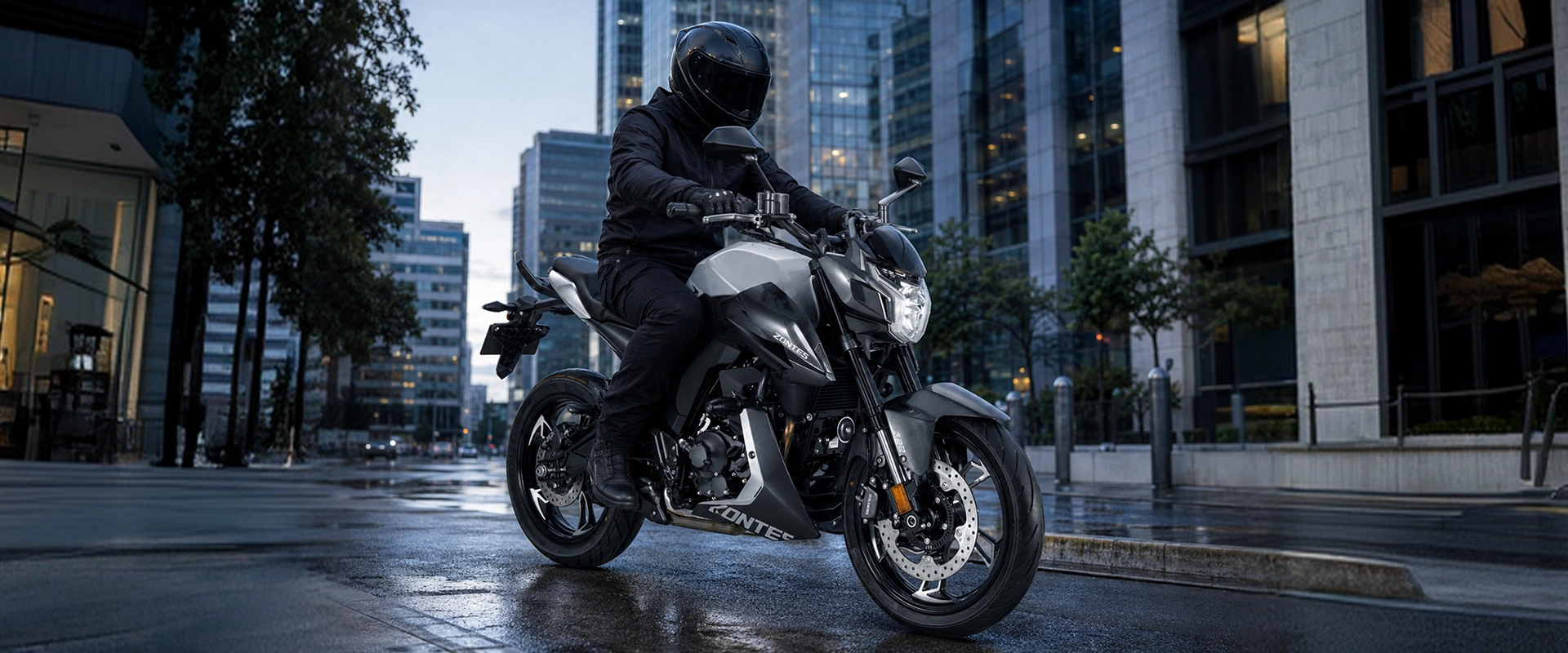 Zontes motos Argentina - Zontes 200Z en ciudad Zontes motos Argentina - moto Zontes 200Z gris con conductor equipado en una calle urbana húmeda