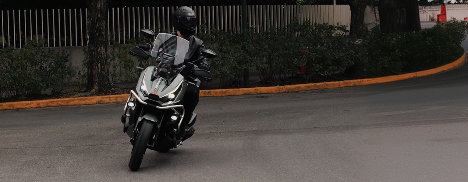 Zontes motos Argentina - scooter Zontes 368G blanco circulando con conductor equipado en una calle urbana