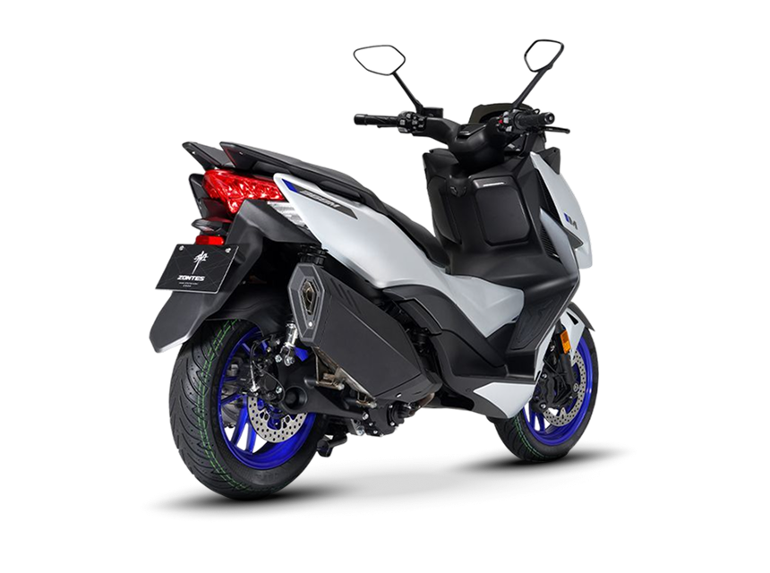 Zontes motos en Argentina - Scooter 368M en vista trasera diagonal con rueda posterior, suspension y paneles claros y negros. Zontes motos en Argentina - Zontes 368M con parte trasera lateral opuesta, llanta azul, escape oscuro y luz roja encendida.