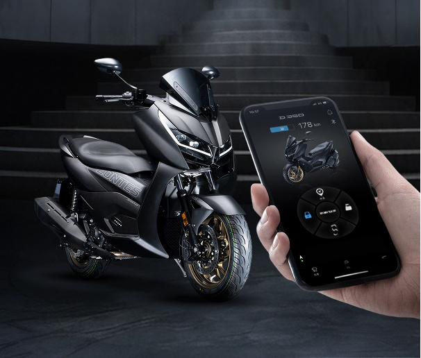 Zontes motos en Argentina - Scooter Zontes oscuro junto a un teléfono con la aplicación de control del vehículo en pantalla.