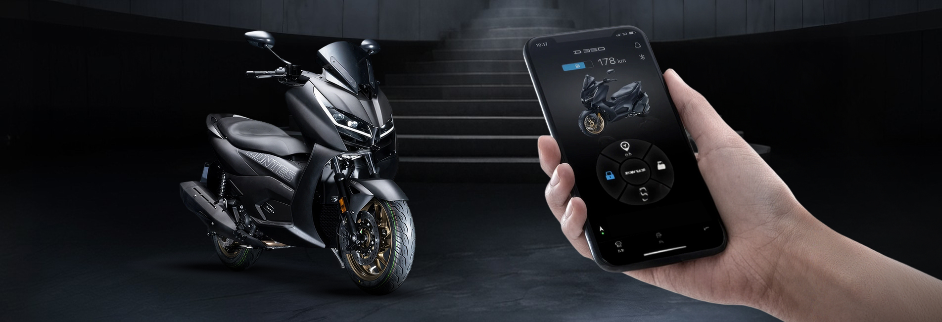 Zontes motos en Argentina - Scooter Zontes oscuro junto a un teléfono con la aplicación de control del vehículo en pantalla.