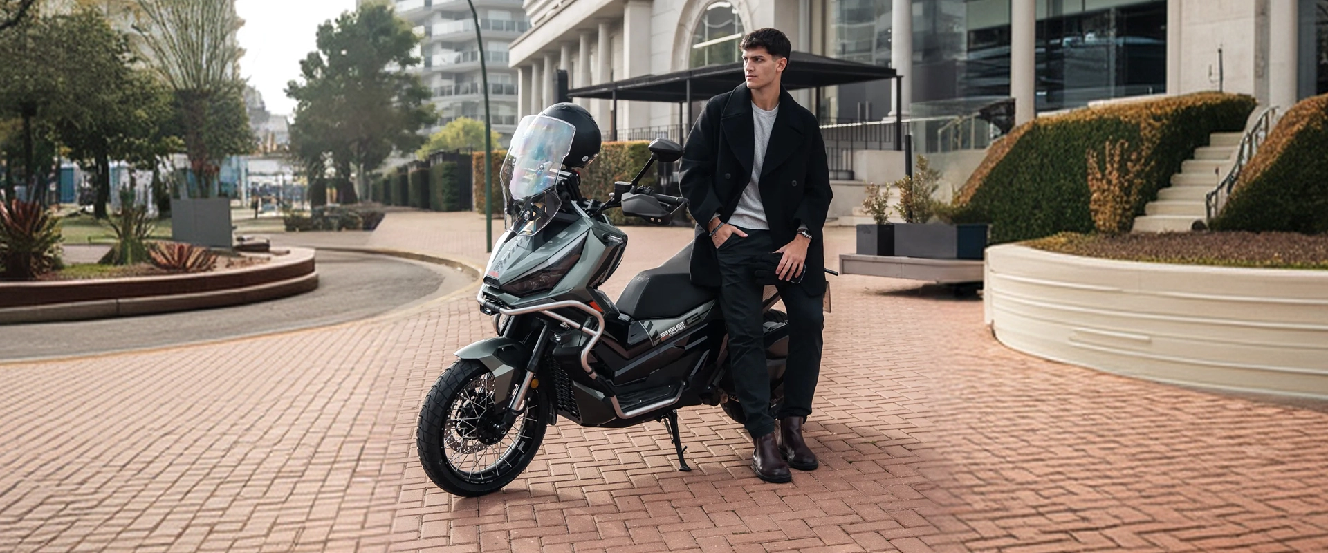Zontes motos Argentina - 368G ETC verde en un entorno residencial Zontes motos Argentina - 368G ETC verde junto a un hombre en una plaza urbana