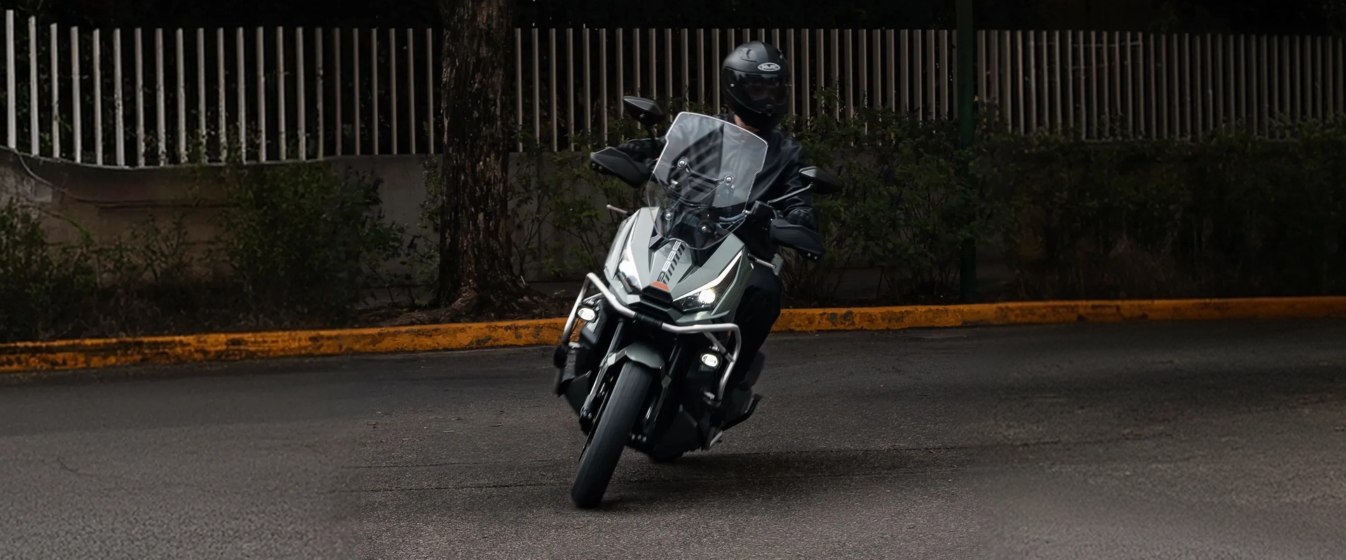 Zontes motos Argentina - 368G ETC verde en movimiento sobre una calle arbolada Zontes motos Argentina - Conductor con casco circulando en una 368G ETC verde
