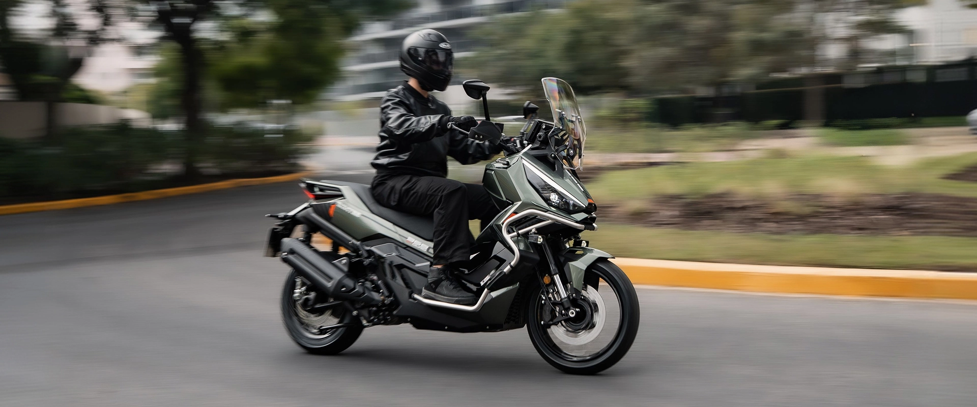 Zontes motos Argentina - Desplazamiento urbano de la 368G ETC verde Zontes motos Argentina - 368G ETC verde circulando de costado con conductor equipado